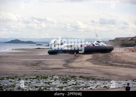 Die Postkutsche testet ein vorgeschlagenes Luftkissenboot, das 2007 von Kirkcaldy nach Edinburgh überquert wurde Stockfoto