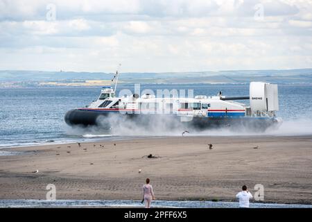 Die Postkutsche testet ein vorgeschlagenes Luftkissenboot, das 2007 von Kirkcaldy nach Edinburgh überquert wurde Stockfoto