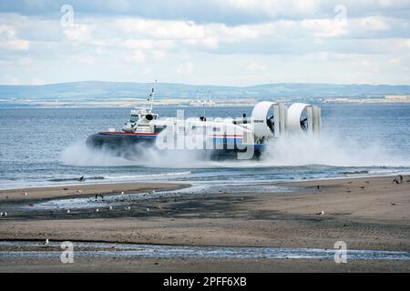 Die Postkutsche testet ein vorgeschlagenes Luftkissenboot, das 2007 von Kirkcaldy nach Edinburgh überquert wurde Stockfoto