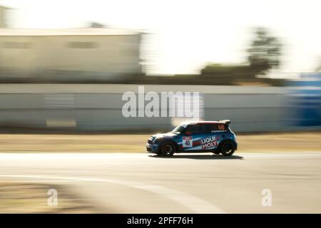 Izmir, Türkei - 24. September 2022: Schneller, blauer Mini-Cooper-Sportwagen auf der Straße. Stockfoto