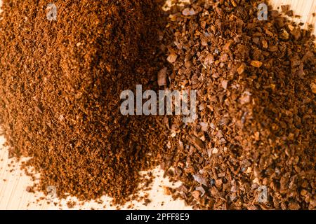Nahaufnahme der Struktur von Mahlkaffeesorten für Kanne und Espresso auf Holztisch, natürlicher neutraler Hintergrund Stockfoto