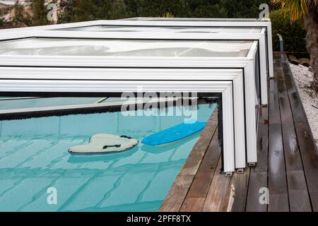 Swimmingpool (im Freien) mit Glasschiebetür Stockfoto