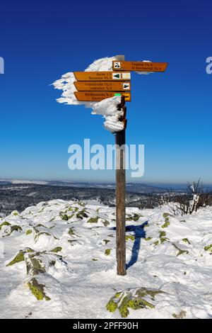 Wegweiser in der Winterlandschaft auf dem Gipfel des Lusen-Berges im Bayerischen Wald, Bayern, Deutschland. Stockfoto