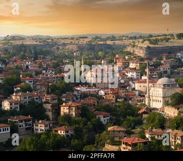 Panoromische alte Safranbolu Häuser bei Sonnenuntergang. Häuser, die zum UNESCO-Weltkulturerbe gehören. Reiseziele in der Türkei. Safranbolu, Karabuk, Türkei Stockfoto