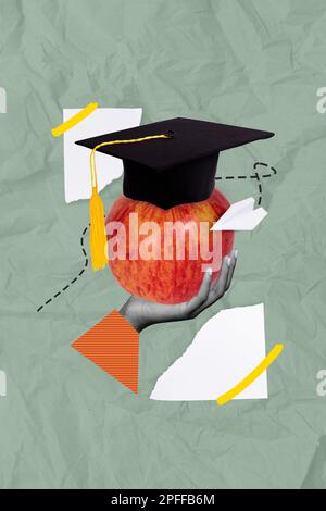 Vertikales Composite-Fotocollage-Lernkonzept eines Rotreifen Apfelgraduierungshutes mit goldener Quastenlehre isoliert auf grünem Hintergrund Stockfoto