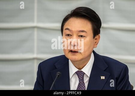 Tokio, Japan. 17. März 2023. Der südkoreanische Präsident Yoon Suk Yeol nimmt am 17. März 2023 an einem Treffen zwischen der Japan Business Federation oder Keidanren und den südkoreanischen Geschäftsführern am japanisch-koreanischen Business Roundtable in Tokio Teil. (Credit Image: © POOL via ZUMA Press Wire) NUR REDAKTIONELLE VERWENDUNG! Nicht für den kommerziellen GEBRAUCH! Stockfoto