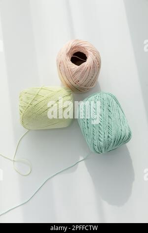 Ästhetisches Foto von handgefertigten Hobbys, Strickgarn Stockfoto