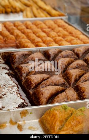 Verschiedene Arten oder viele bunte Auswahl an türkischen Süßigkeiten zum Verkauf in Street Shop Food Festival. Baklava und Gebäck werden auf Tabletts an der Theke verkauft. Touristenattraktion Stockfoto