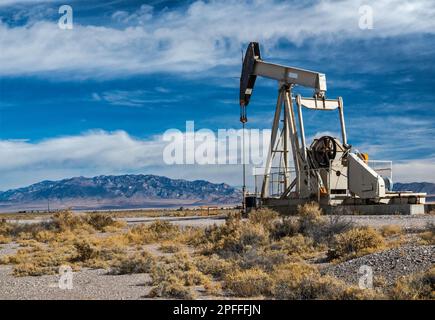 Pumpjack am Ölbad, Makoil Trap Spring Oil Field, Railroad Valley, Great Basin Desert, US-6 Highway, 12 km südwestlich von Currant, Nevada, USA Stockfoto