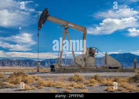 Pumpjack am Ölbad, Makoil Trap Spring Oil Field, Railroad Valley, Great Basin Desert, US-6 Highway, 12 km südwestlich von Currant, Nevada, USA Stockfoto