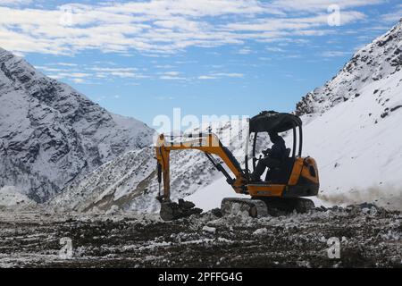 Kedarnath-Wiederaufbau nach Katastrophen im extremen Winter und Schneefall. Die Regierung hat einen Plan für den Wiederaufbau des Kedarnath-Tempelgebiets erstellt Stockfoto