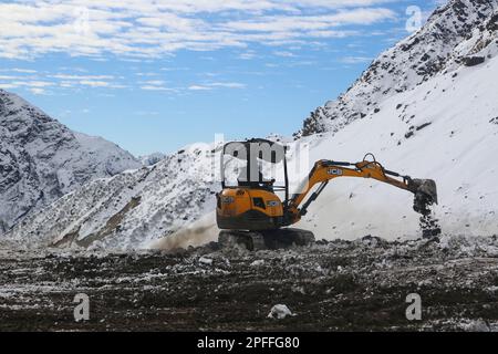 Kedarnath-Wiederaufbau nach Katastrophen im extremen Winter und Schneefall. Die Regierung hat einen Plan für den Wiederaufbau des Kedarnath-Tempelgebiets erstellt Stockfoto