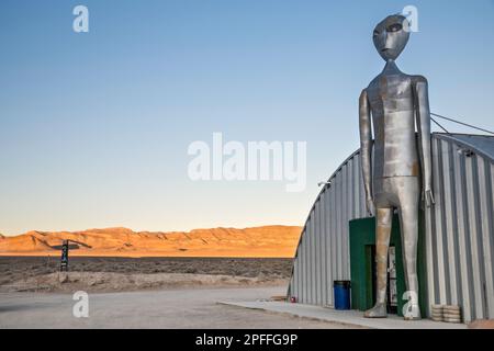 Alien-Stahlfigur im Alien Research Center, Extraterrestrial Highway NV-375, Geisterstadt Crystal Spring, bei Hiko, Great Basin, Nevada, USA Stockfoto