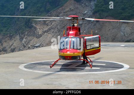 Ein Hubschrauber landete auf dem Hubschrauberlandeplatz in Indien. Ein Hubschrauber ist ein Typ von Drehflüglern, bei dem der Auftrieb und der Schub von einem horizontal drehenden Rotor geliefert werden Stockfoto