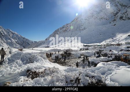 Kedarnath-Wiederaufbau nach Katastrophen im extremen Winter und Schneefall. Die Regierung hat einen Plan für den Wiederaufbau des Kedarnath-Tempelgebiets erstellt Stockfoto