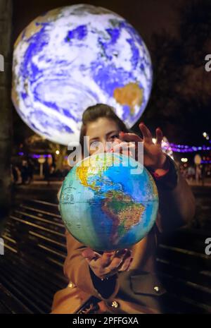 Licht auf Rumänien - Veranstaltung in Bukarest - Blonde mit der Erde in den Händen Stockfoto