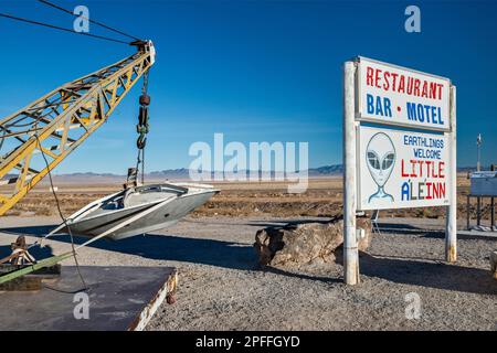 Das UFO stürzte ab, hing am Abschleppwagen-Boom, lokale Kunstinstallation, Schild mit dem Schild „Little A’Le’Inn Motel“, Extraterrestrial Highway NV-375, in Rachel, Great Basin Nevada Stockfoto