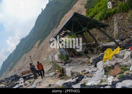 Beschädigtes Gebäude, Pfad, Schuppen in der Kedarnath Katastrophe Indien. Kedarnath wurde am 2013. Juni durch Erdrutsche und Überschwemmungen verwüstet Stockfoto