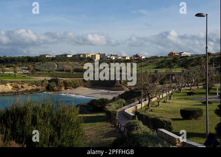 2022. april 22 – Italien, Sardinien, Sassari, Porto Torres, schöner Blick auf die Balai-Promenade mit ihren wunderschönen Stränden, Stockfoto