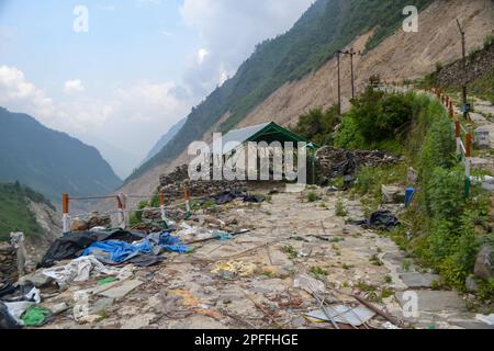 Beschädigtes Gebäude, Pfad, Schuppen in der Kedarnath Katastrophe Indien. Kedarnath wurde am 2013. Juni durch Erdrutsche und Überschwemmungen verwüstet Stockfoto