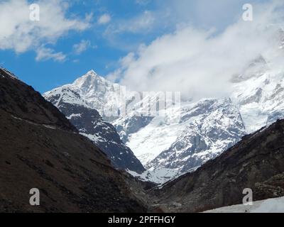 Kedarnath-Gruppe von Gipfel und Berg im Himalaya. Hinter der Stadt und dem Kedarnath-Tempel stehen der majestätische Kedarnath-Gipfel (6.940 Meter) und der Kedar Dome Stockfoto