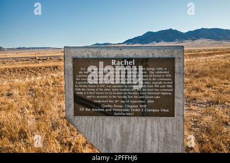Hinweisschild in Rachel, Groom Range in der Ferne, Sand Spring Valley, Great Basin Desert, Nevada, USA Stockfoto