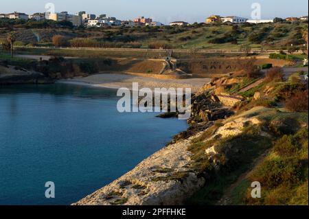 2022. april 22 – Italien, Sardinien, Sassari, Porto Torres, schöner Blick auf die Balai-Promenade mit ihren wunderschönen Stränden, Stockfoto