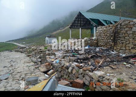 Beschädigtes Gebäude, Pfad, Schuppen in der Kedarnath Katastrophe Indien. Kedarnath wurde am 2013. Juni durch Erdrutsche und Überschwemmungen verwüstet Stockfoto