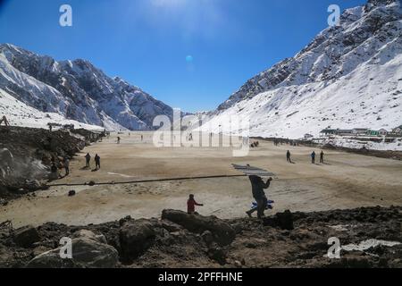 Rudraprayag, Uttarakhand, Indien, Dezember 12 2014, Wiederaufbau in Kedarnath in der Wintersaison. Der Grundstein der Rekonstruktion Stockfoto