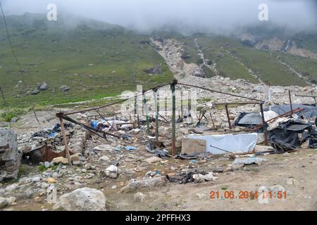 Beschädigtes Gebäude, Pfad, Schuppen in der Kedarnath Katastrophe Indien. Kedarnath wurde am 2013. Juni durch Erdrutsche und Überschwemmungen verwüstet Stockfoto