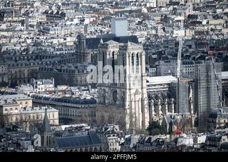 Paris, Frankreich. 15. März 2023. Ein Vogelblick auf die Kathedrale Notre Dame de Paris, die am 15. März 2023 in Paris, Frankreich, umgebaut wird. Foto: Eliot Blondet/ABACAPRESS.COM Kredit: Abaca Press/Alamy Live News Stockfoto