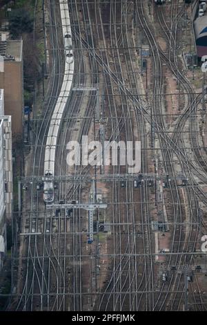 Paris, Frankreich. 15. März 2023. Vogelperspektive auf den Bahngleisen zum Gare Montparnasse am 15. März 2023 in Paris, Frankreich. Foto: Eliot Blondet/ABACAPRESS.COM Kredit: Abaca Press/Alamy Live News Stockfoto