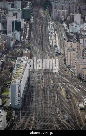 Paris, Frankreich. 15. März 2023. Vogelperspektive auf den Bahngleisen zum Gare Montparnasse am 15. März 2023 in Paris, Frankreich. Foto: Eliot Blondet/ABACAPRESS.COM Kredit: Abaca Press/Alamy Live News Stockfoto