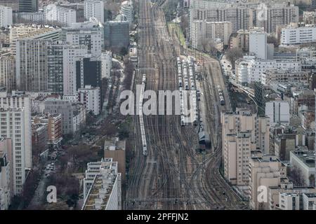 Paris, Frankreich. 15. März 2023. Vogelperspektive auf den Bahngleisen zum Gare Montparnasse am 15. März 2023 in Paris, Frankreich. Foto: Eliot Blondet/ABACAPRESS.COM Kredit: Abaca Press/Alamy Live News Stockfoto