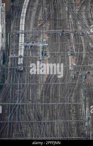 Paris, Frankreich. 15. März 2023. Vogelperspektive auf den Bahngleisen zum Gare Montparnasse am 15. März 2023 in Paris, Frankreich. Foto: Eliot Blondet/ABACAPRESS.COM Kredit: Abaca Press/Alamy Live News Stockfoto