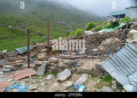 Beschädigtes Gebäude, Pfad, Schuppen in der Kedarnath Katastrophe Indien. Kedarnath wurde am 2013. Juni durch Erdrutsche und Überschwemmungen verwüstet Stockfoto