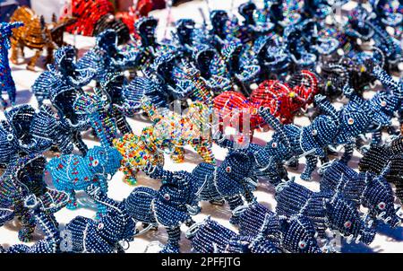 Afrikanische Kuriositäten von Tieren aus Perlen und Draht auf dem Flohmarkt Stockfoto