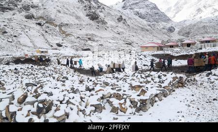 Kedarnath-Wiederaufbau nach Katastrophen im extremen Winter und Schneefall. Die Regierung hat einen Plan für den Wiederaufbau des Kedarnath-Tempelgebiets erstellt Stockfoto