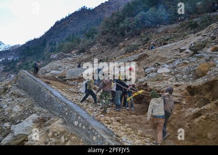 Rudarprayag, Uttarakhand, Indien, April 26 2014, Arbeiter beim Wiederaufbau, Ich repariere den Weg in Kedarnath Disaster. Kedarnath stand vor der verheerenden disa Stockfoto