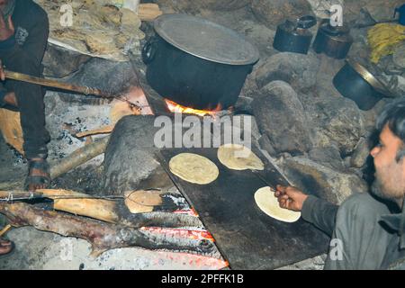 Rudarprayag, Uttarakhand, Indien, April 26 2014, Men Preparing Food for Workers of Kedarnath reconstruction project. Im Juni 2013 stand Kedarnath vor einem "m" Stockfoto