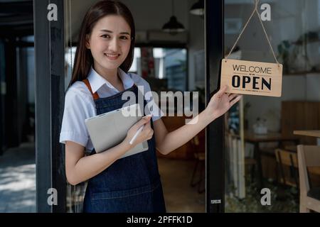 Erfolgreiche Inhaber eines kleinen Unternehmens kmu-Schönheitssalon mit Tablet im Café-Restaurant, asiatische Bräunungsfrau Barista-Café-Besitzer, Unternehmer Stockfoto