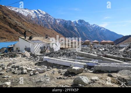 Abriss von Gebäuden für den Kedarnath-Wiederaufbau in Uttarakhand. Die Regierung hat einen Plan für den Wiederaufbau des zerstörten Kedarnath-Tempelgebiets aufgestellt Stockfoto