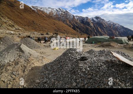 Rudraprayag, Uttarakhand, Indien, Dezember 12 2014, Wiederaufbau in Kedarnath in der Wintersaison. Der Grundstein der Rekonstruktion Stockfoto