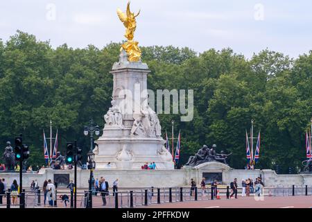 London, Vereinigtes Königreich - 23. Mai 2018 : Blick auf Touristen neben dem Queen Victoria Memorial Monument in London, Großbritannien Stockfoto