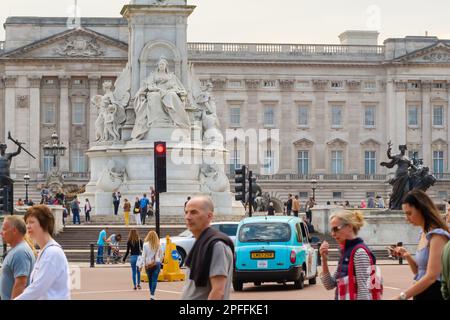 London, Vereinigtes Königreich - 23. Mai 2018 : Blick auf Touristen vor dem Buckingham Palace in London, Großbritannien Stockfoto