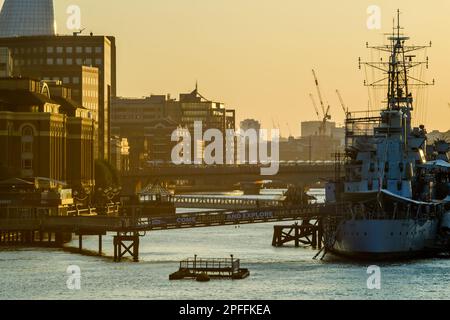 London, Vereinigtes Königreich - 23. Mai 2018 : Blick auf das Kriegsschiff HMS Belfast, ein schwimmendes Museum an der Themse und einen wunderschönen Sonnenuntergang in London, Großbritannien Stockfoto