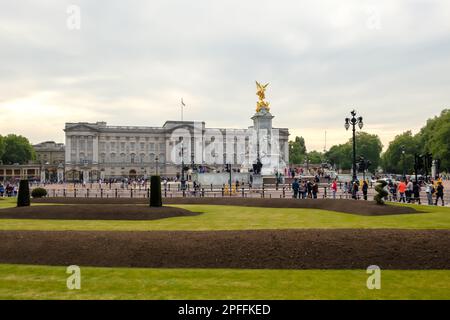 London, Vereinigtes Königreich - 23. Mai 2018 : Blick auf Touristen vor dem Buckingham Palace in London, Großbritannien Stockfoto