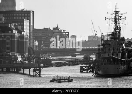 London, Vereinigtes Königreich - 23. Mai 2018 : Blick auf das Kriegsschiff HMS Belfast, ein schwimmendes Museum an der Themse und einen wunderschönen Sonnenuntergang in London, Großbritannien Stockfoto