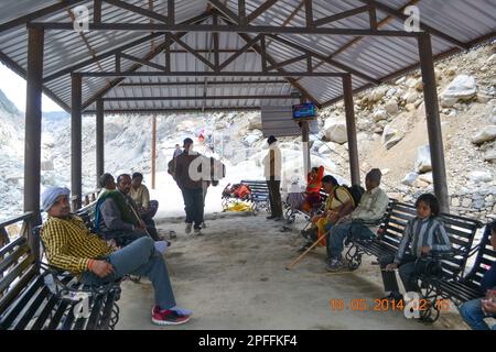 Rudarprayag, Uttarakhand, Indien, 18 2014. Mai, Pilger ruhen sich auf dem Weg zum Kedarnath-Tempel im Schuppen aus. Die Regierung hat viele Schuppen für Pilger in Kedar geschaffen Stockfoto