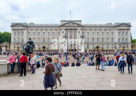 London, Vereinigtes Königreich - 23. Mai 2018 : Blick auf Touristen vor dem Buckingham Palace in London, Großbritannien Stockfoto